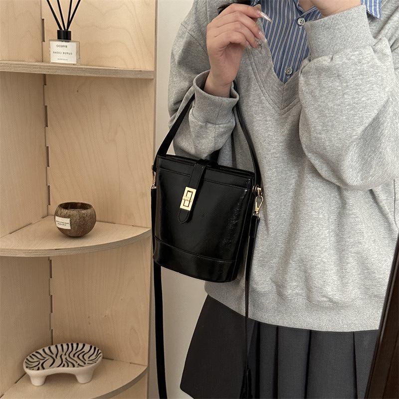 Hand Holding Bucket  Women's One Shoulder Crossbody Bag